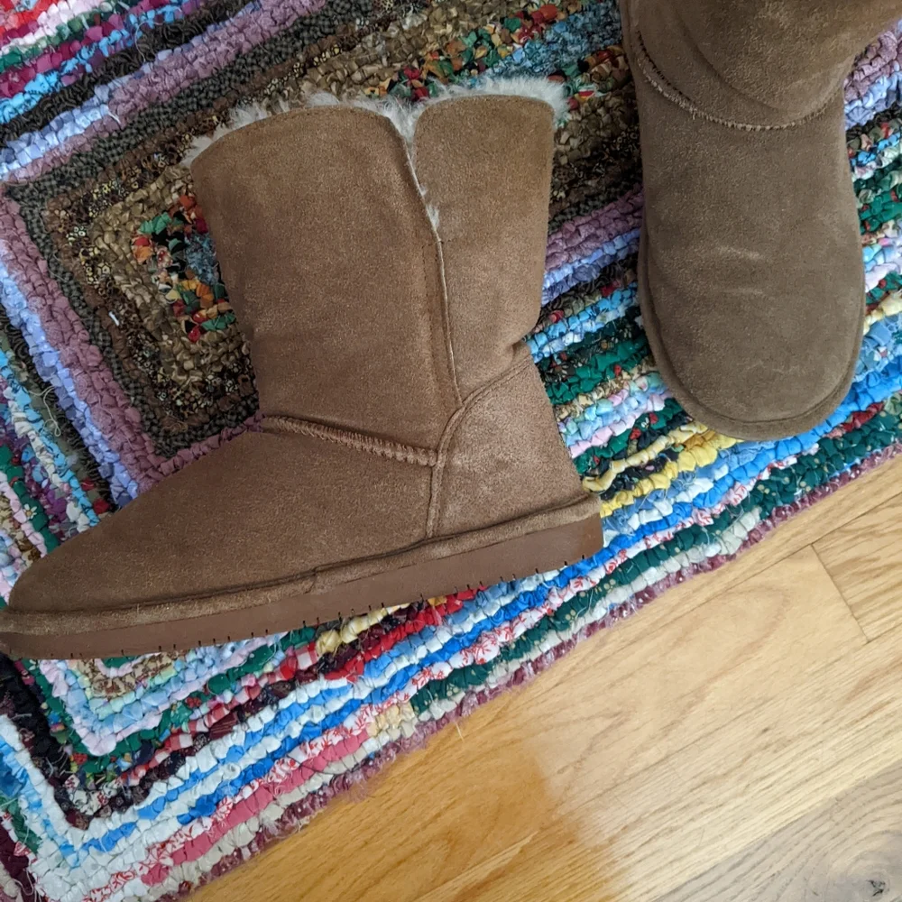 Bear Paw Tan Women's Suede Boots size 9 with sheepskin lining